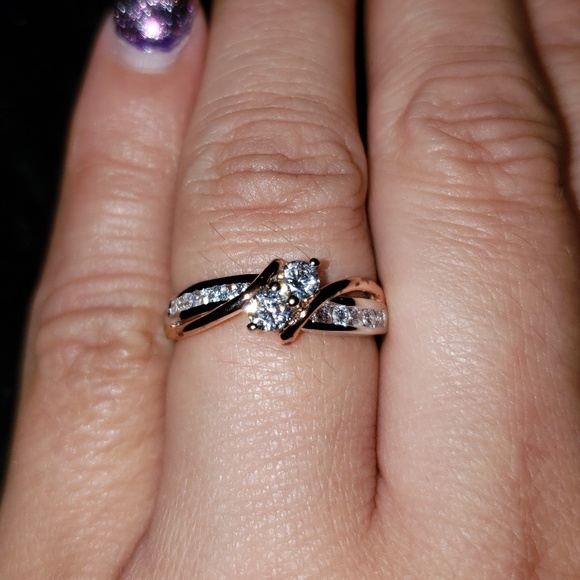 Womens ring. - Picture 2 of 2